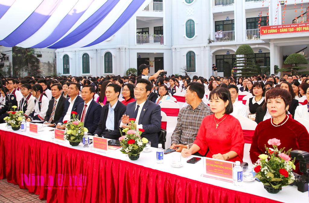 Các đại biểu dự lễ kỷ niệm 43 năm ngày Nhà giáo Việt Nam tại Trường THPT B Nguyễn Khuyến.