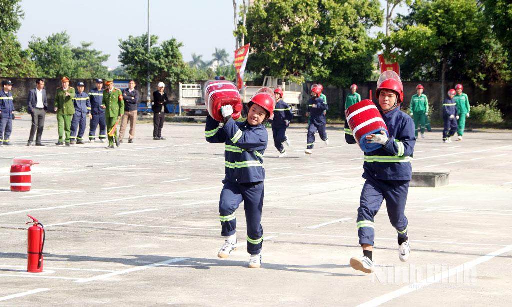 Các Đội tham gia phần thi 2 x100 mét chạy tiếp sức cứu người và chữa cháy.