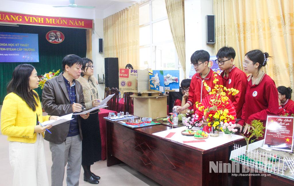 Các em học sinh thuyết trình về các dự án khoa học kỹ thuật.