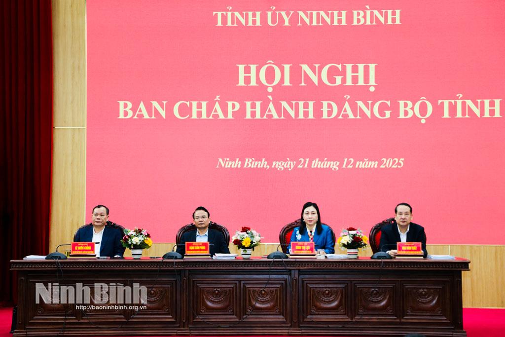 Các đồng chí Thường trực Tỉnh uỷ điều hành Hội nghị.