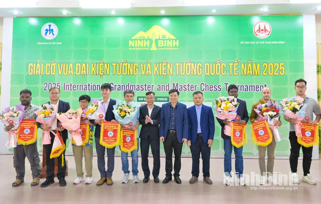 Ban tổ chức tặng hoa và cờ lưu niệm cho các đoàn vận động viên tham dự giải.