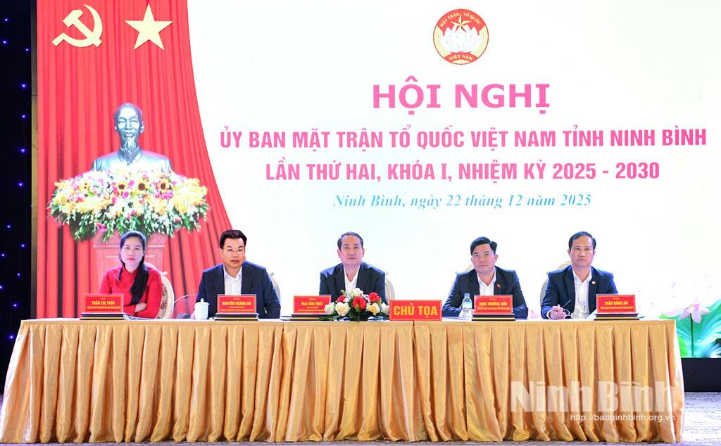 Các đồng chí chủ toạ hội nghị.