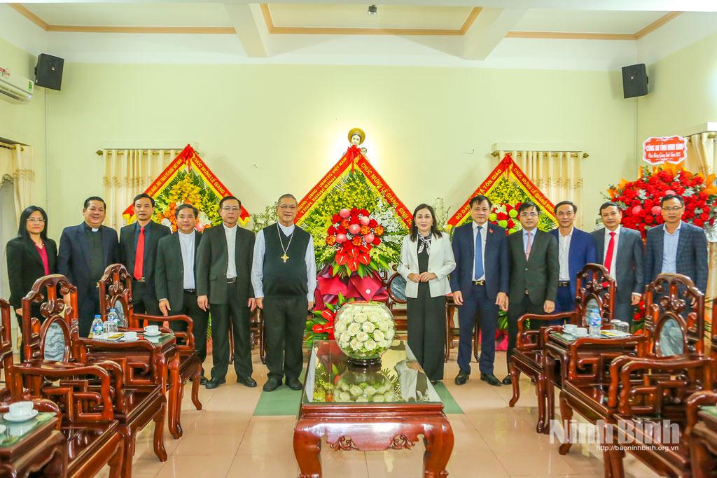 Đồng chí Đinh Thị Lụa, Phó Bí thư Thường trực Tỉnh ủy tặng hoa chúc mừng Giáo phận Bùi Chu nhân dịp Giáng sinh 2025.