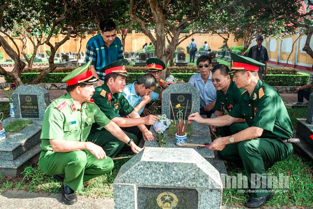 Các cựu chiến binh-cựu học sinh Trường cấp III Lê Hồng Phong thắp hương tưởng niệm và ôn lại kỷ niệm về những người bạn đồng môn, những người đồng đội năm xưa đã hy sinh vì Tổ quốc.