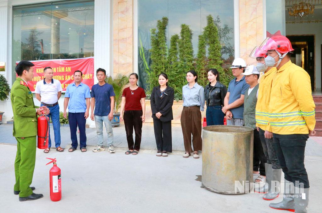 Cán bộ Phòng Cảnh sát PCCC và CNCH hướng dẫn xử lý nhanh các tình huống cháy nổ tại các cơ sở kinh doanh dịch vụ lưu trú trên địa bàn phường Đồng Văn.