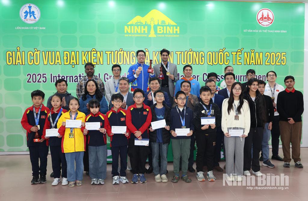 Các vận động viên chụp ảnh lưu niệm cùng Ban Tổ chức Giải.