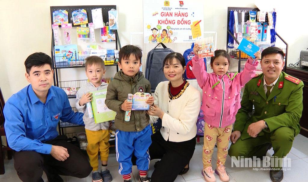 "Gian hàng 0 đồng" - Mô hình nhân văn lan tỏa yêu thương tới học sinh nghèo của Đoàn xã Trực Ninh.