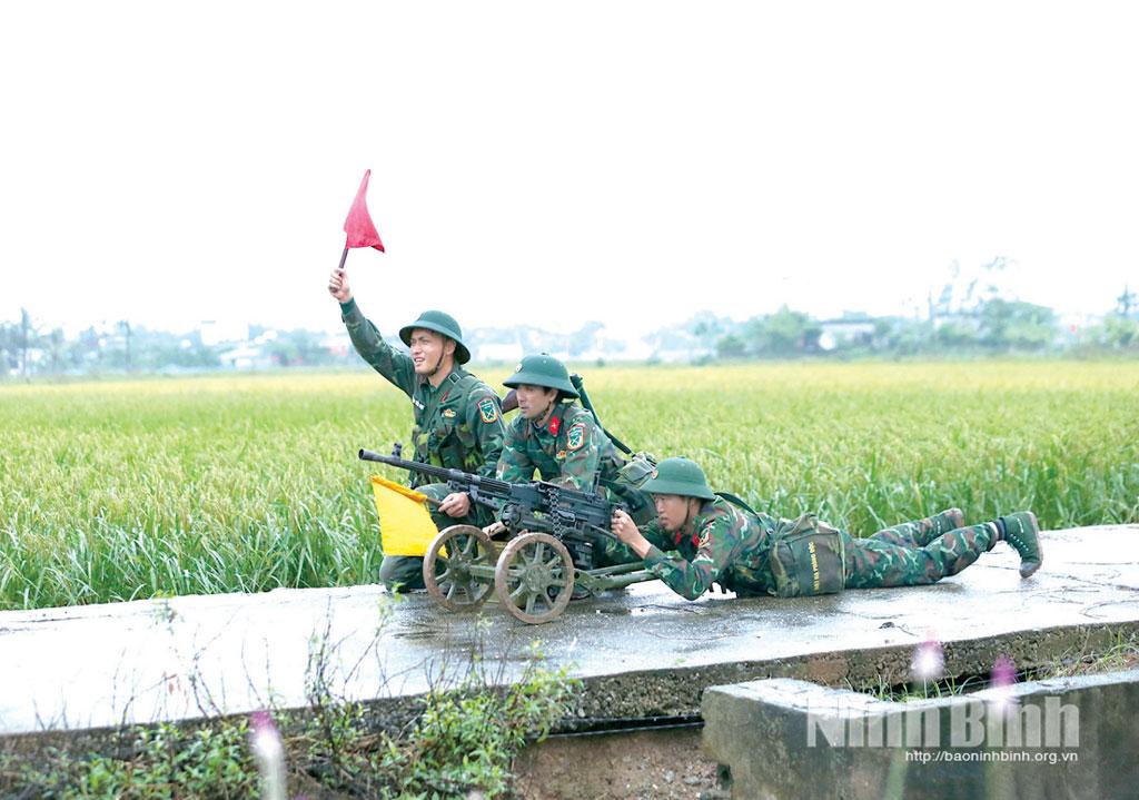 Khẩu đội súng máy đại liên Ban Chỉ huy Phòng thủ khu vực 3 - Đông A tham gia diễn tập đánh địch, đánh chiếm địa bàn.