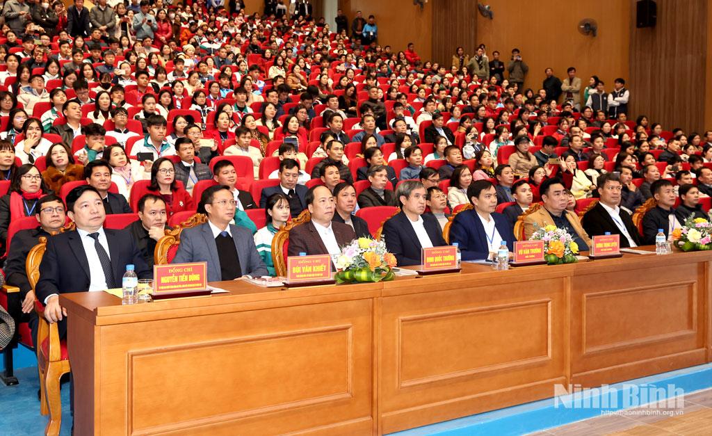 Các đại biểu dự lễ khai mạc.