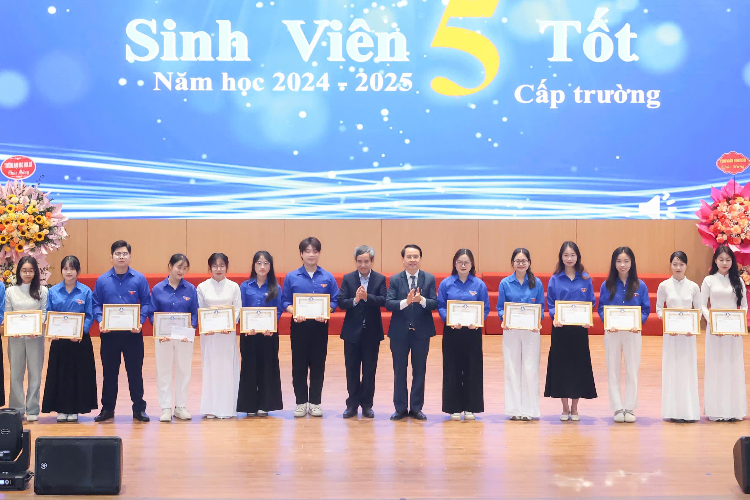 Trường Đại học Hoa Lư tổ chức Ngày truyền thống học sinh, sinh viên và Hội Sinh viên Việt Nam