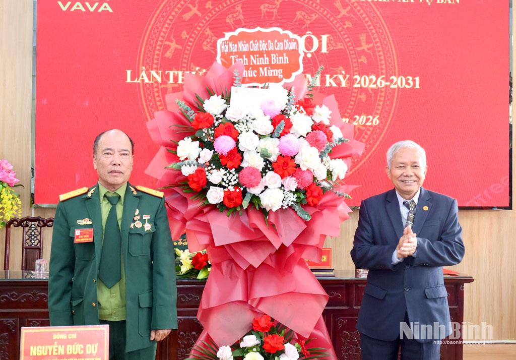 Đồng chí Nguyễn Đức Dự, Chủ tịch Hội Nạn nhân chất độc da cam/dioxin tỉnh tặng hoa chúc mừng Đại hội