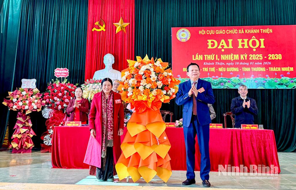 Lãnh đạo Hội Cựu giáo chức tỉnh tặng hoa chúc mừng Đại hội.