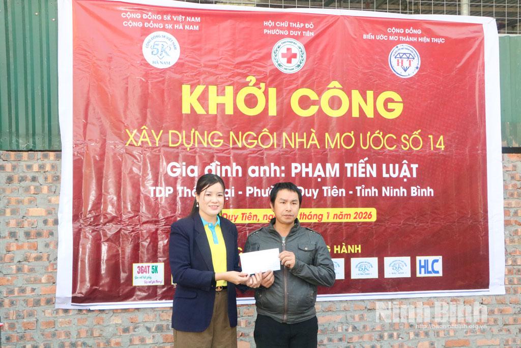 Đại diện Cộng đồng 5K Hà Nam trao tặng kinh phí hỗ trợ xây dựng Ngôi nhà mơ ước cho gia đình ông Phạm Tiến Luật.