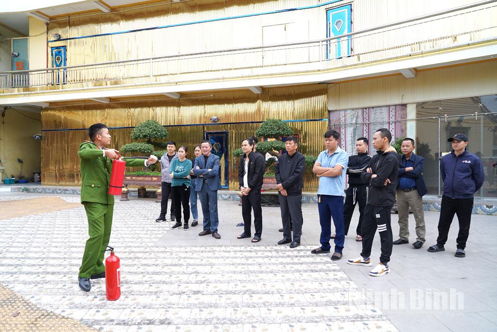 Đội chữa cháy và cứu nạn cứu hộ khu vực Tân Thanh tập huấn PCCC cho các chủ cơ sở kinh doanh karaoke trên địa bàn. Ảnh: Hoa Hiên