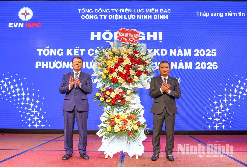 Đồng chí Nguyễn Cao Sơn, Tỉnh ủy viên, Phó Chủ tịch UBND tỉnh tặng hoa chúc mừng Công ty Điện lực Ninh Bình.