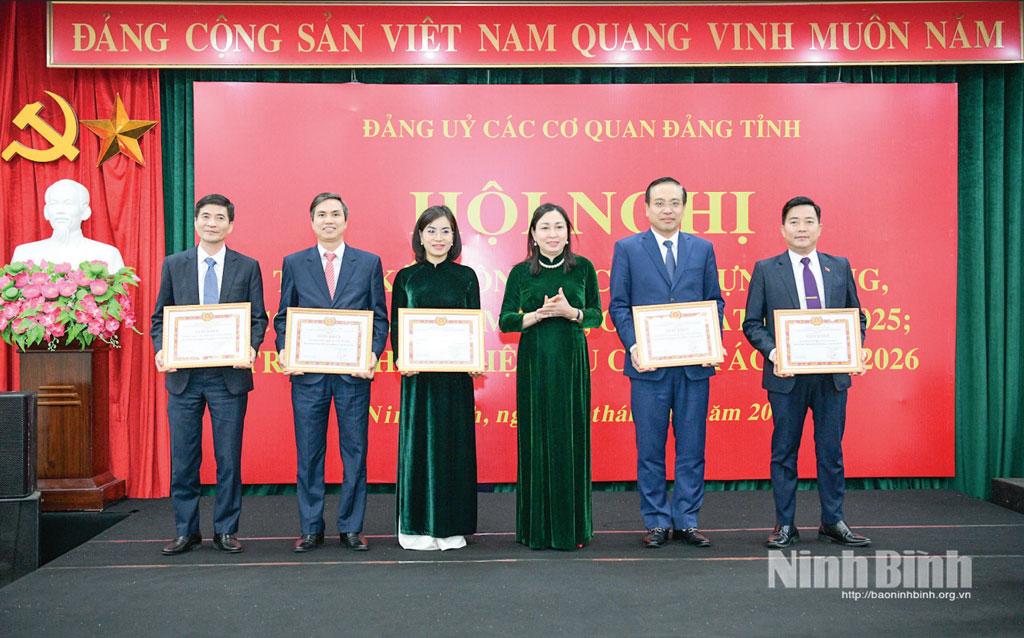 Đồng chí Đinh Thị Lụa, Phó Bí thư Thường trực Tỉnh ủy, Bí thư Đảng ủy các cơ quan Đảng tỉnh trao Giấy khen cho tổ chức cơ sở đảng hoàn thành xuất sắc nhiệm vụ tiêu biểu năm 2025. Ảnh: Trường Giang