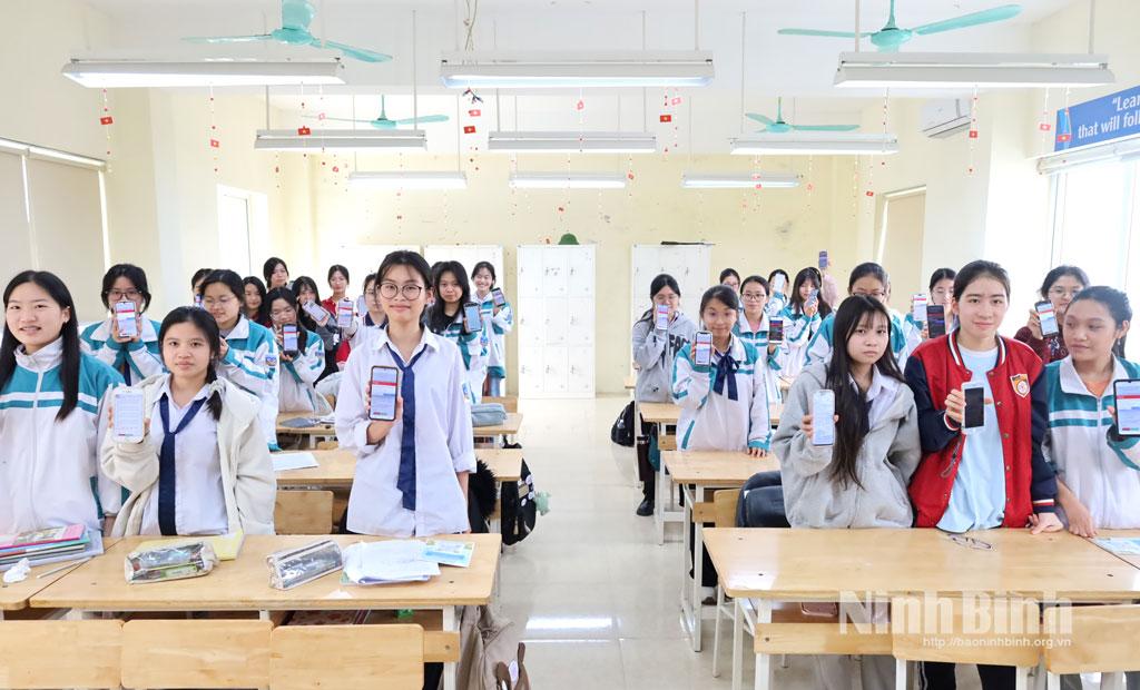 Các em học sinh hưởng ứng, tham gia cuộc thi.