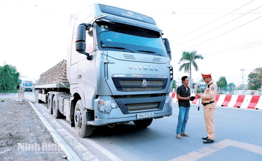 Lực lượng Cảnh sát giao thông (Công an tỉnh) tăng cường xử lý vi phạm về tải trọng khi tham gia giao thông.