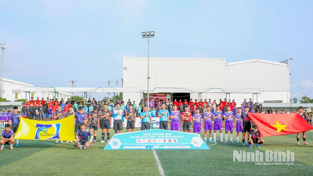 Các đội bóng cùng các đại biểu tham dự Lễ khai mạc thực hiện nghi thức chào cờ.