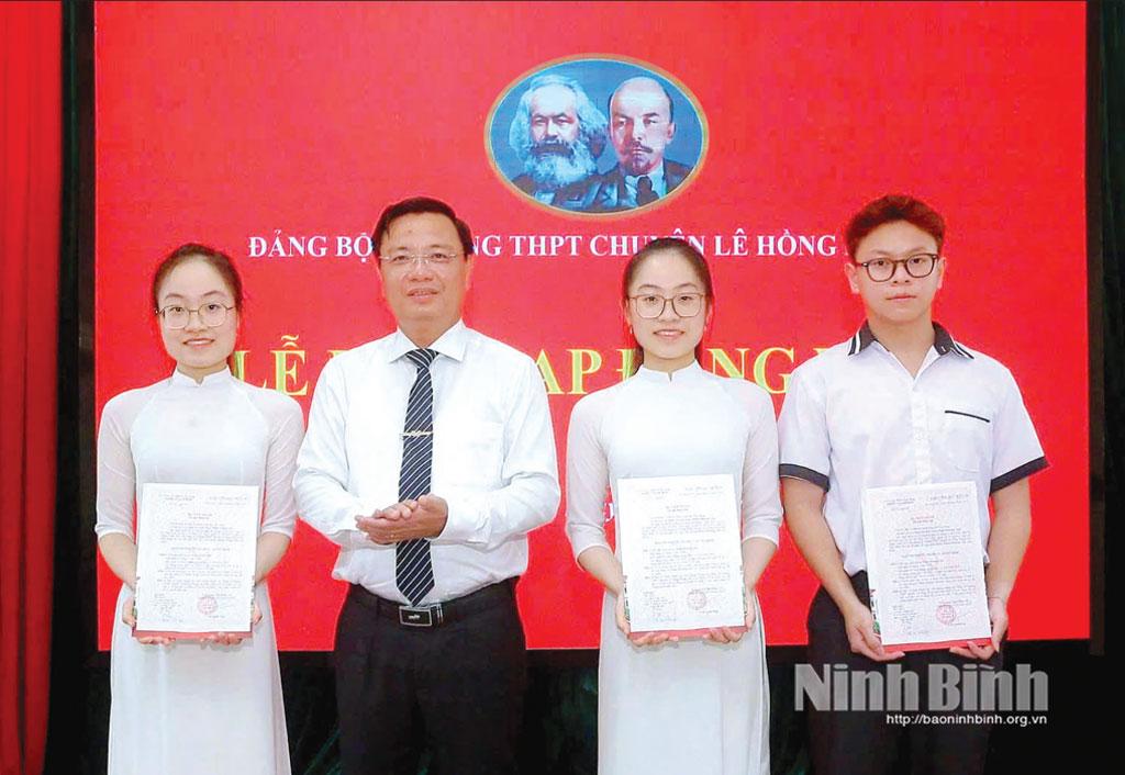 Đảng bộ Trường THPT chuyên Lê Hồng Phong tổ chức Lễ kết nạp Đảng cho đảng viên là học sinh.