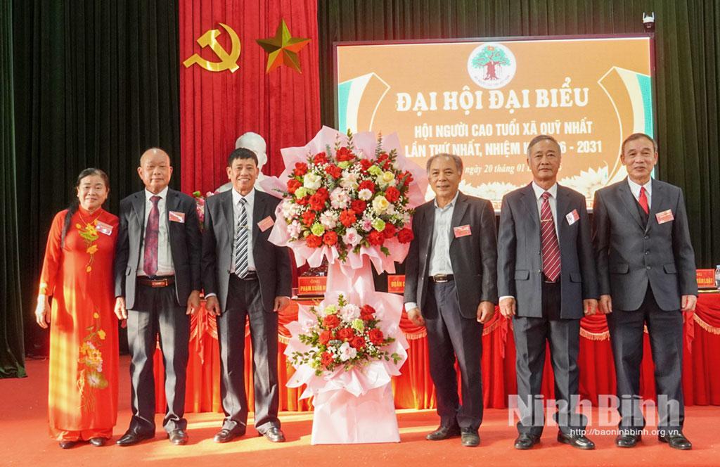 Lãnh đạo Hội Người cao tuổi tỉnh tặng hoa chúc mừng Đại hội Hội NCT xã Quỹ Nhất.