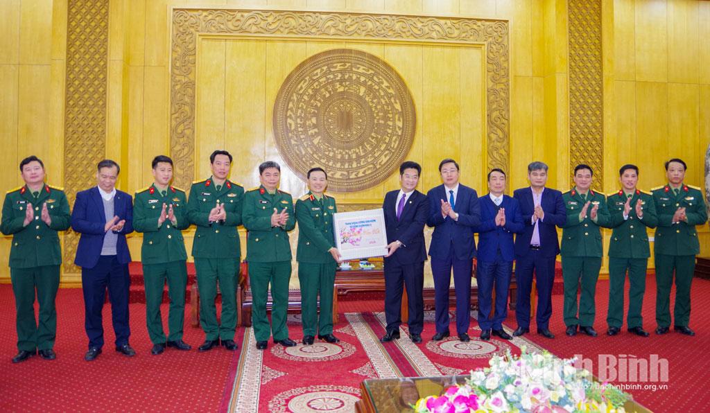Trung tướng Lương Văn Kiểm, Tư lệnh Quân khu 3 chúc Tết Tỉnh ủy, HĐND, UBND tỉnh Ninh Bình.