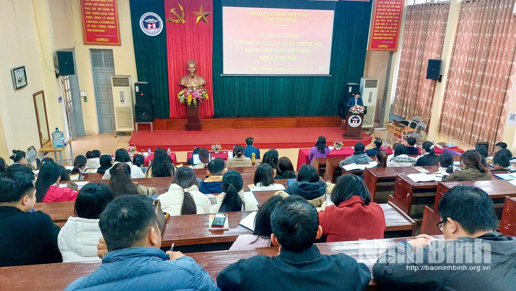 Quang cảnh lớp bồi dưỡng chính trị dành cho đảng viên mới.