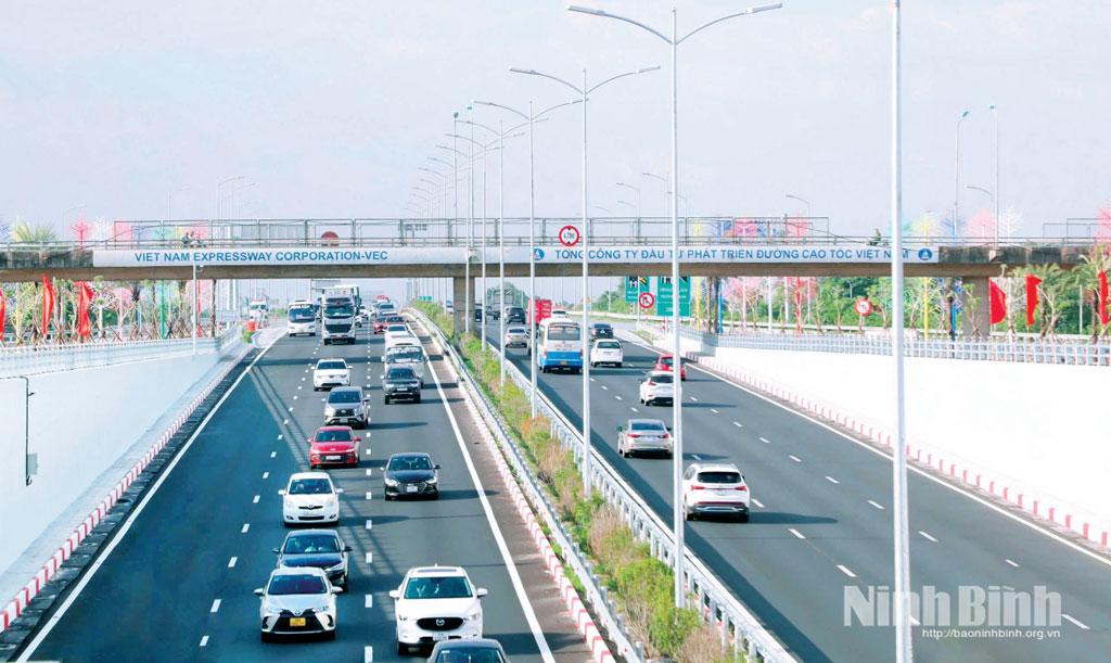 Nút giao Phú Thứ tuyến cao tốc Cầu Giẽ - Ninh Bình đoạn qua địa bàn phường Hà Nam - công trình chào mừng đại hội đảng bộ các cấp nhiệm kỳ 2025-2030. Ảnh: Đức Lam