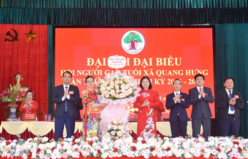 Lãnh đạo xã Quang Hưng tặng hoa chúc mừng Đại hội.