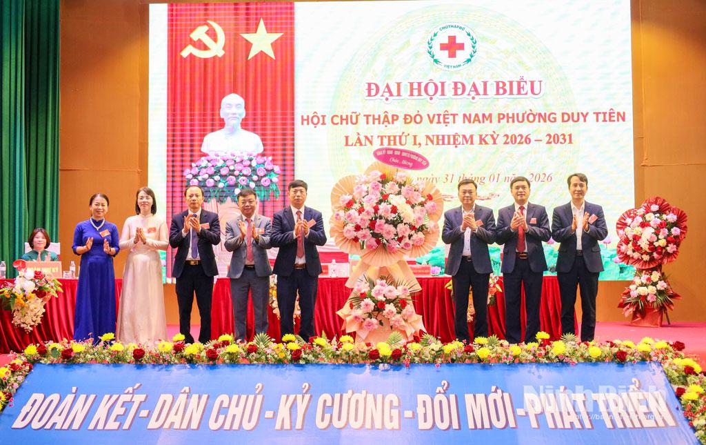 Lãnh đạo phường Duy Tiên tặng hoa chúc mừng Đại hội.