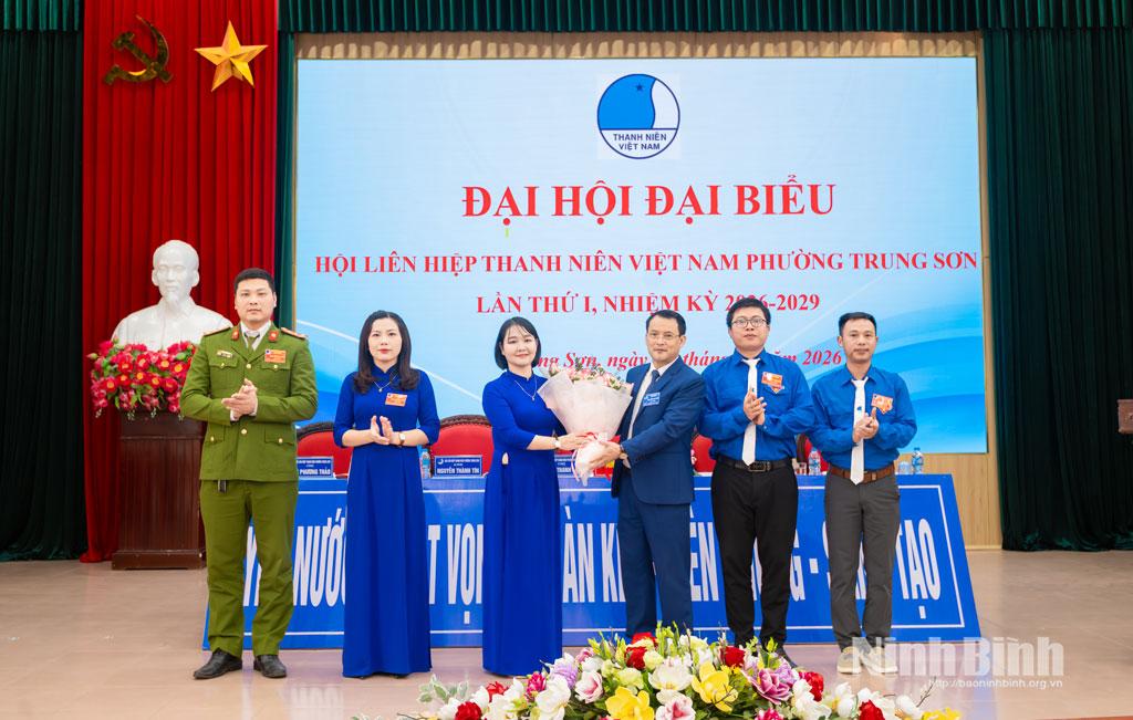 Thường trực Đảng ủy phường Trung Sơn tặng hoa chúc mừng Đại hội.