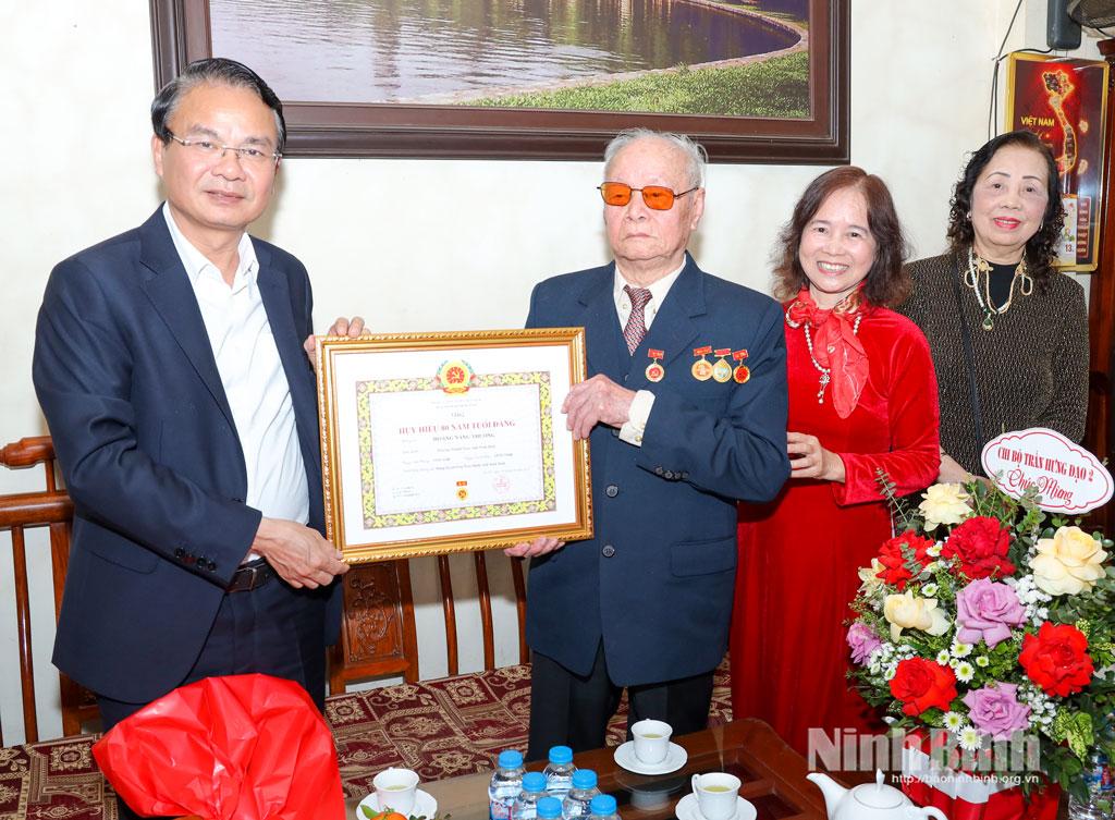 Đồng chí Đặng Xuân Phong, Ủy viên Trung ương Đảng, Bí thư Tỉnh ủy, Trưởng Đoàn đại biểu Quốc hội tỉnh trao tặng Huy hiệu 80 năm tuổi Đảng cho đồng chí Hoàng Năng Thưởng, đảng viên Chi bộ tổ dân phố Trần Hưng Đạo 2, Đảng bộ phường Nam Định.