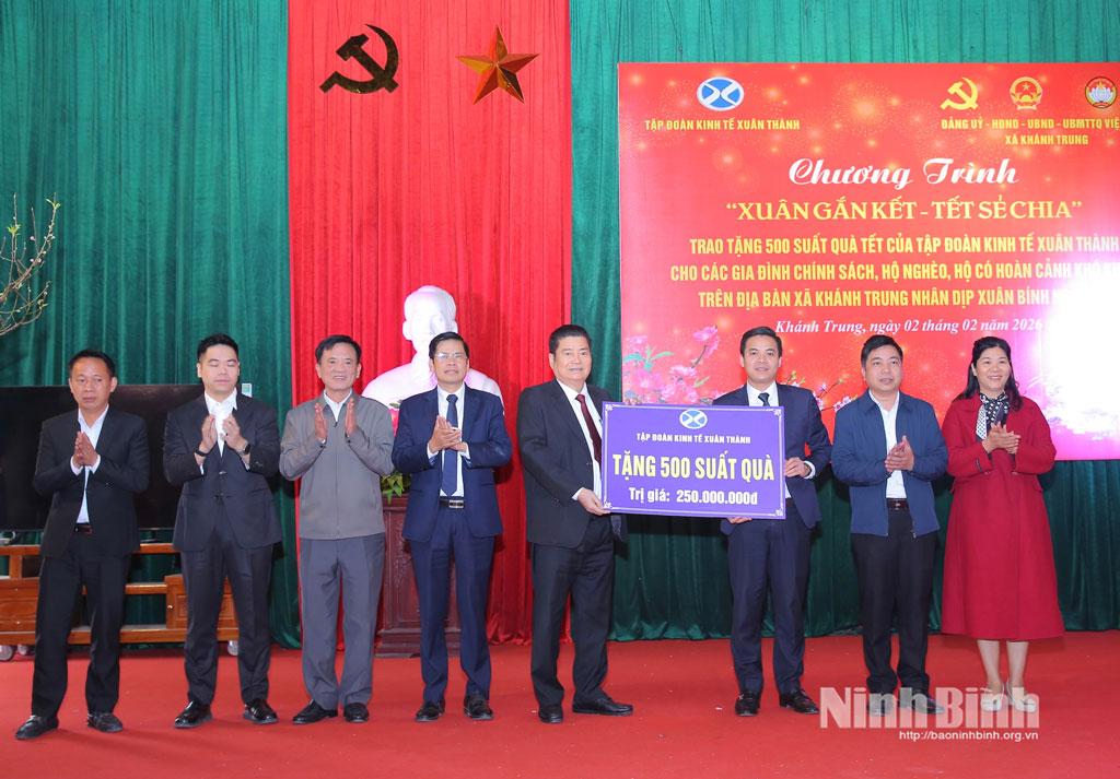 Ông Nguyễn Xuân Thành, Chủ tịch Hiệp hội Doanh nghiệp tỉnh, Chủ tịch HĐQT Tập đoàn Kinh tế Xuân Thành trao biểu trưng 250 triệu đồng cho lãnh đạo xã Khánh Trung. Ảnh: Anh Tuấn