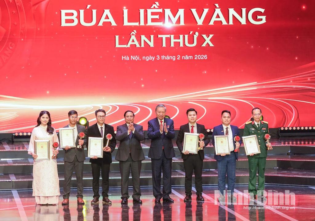 Tổng Bí thư Tô Lâm và Thủ tướng Chính phủ Phạm Minh Chính trao Giải A cho các tác giả, nhóm tác giả.