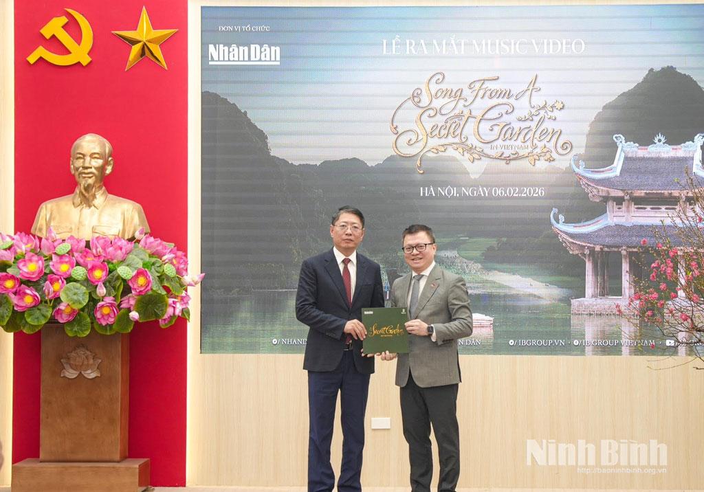 Đồng chí Lê Quốc Minh, Tổng Biên tập Báo Nhân Dân trao tặng Video âm nhạc “Song from a Secret Garden - Secret Garden in Vietnam” cho đồng chí Phó Chủ tịch Thường trực UBND tỉnh Ninh Bình Trần Song Tùng.