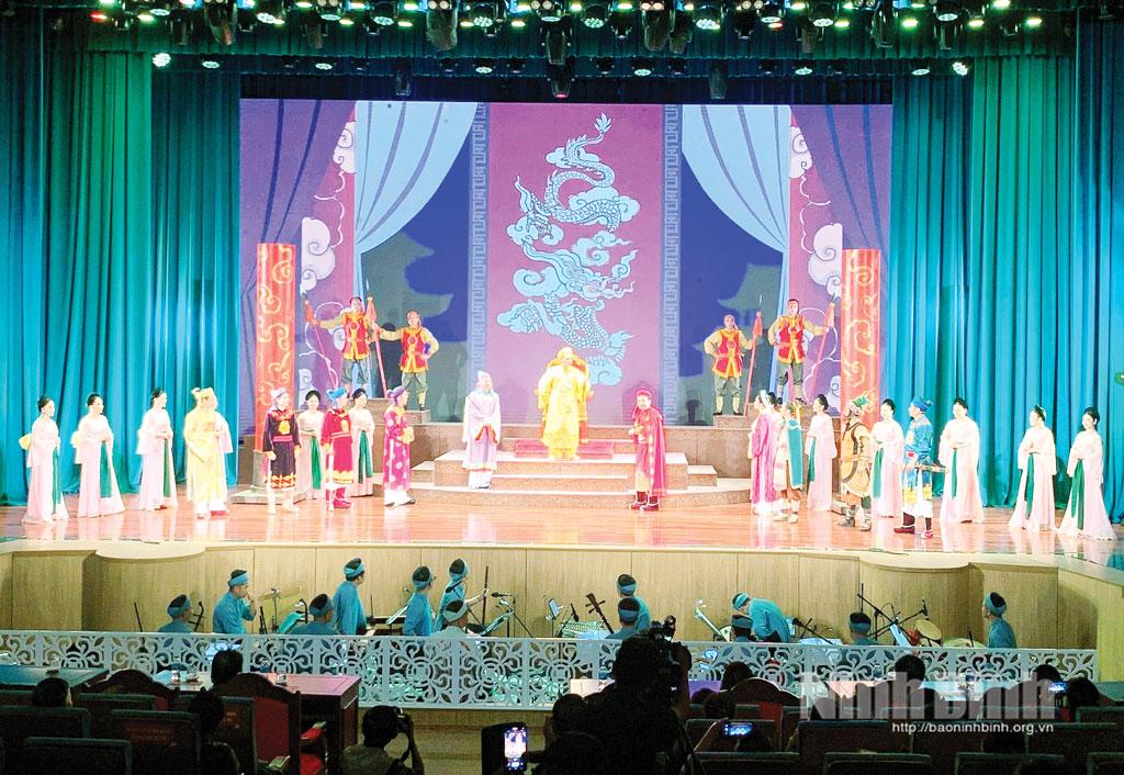 Một cảnh trong vở diễn "Chiêu Văn Vương Trần triều" của Nhà hát Nghệ thuật truyền thống Ninh Bình tại Liên hoan Chèo toàn quốc năm 2025. Ảnh: Chu Bình