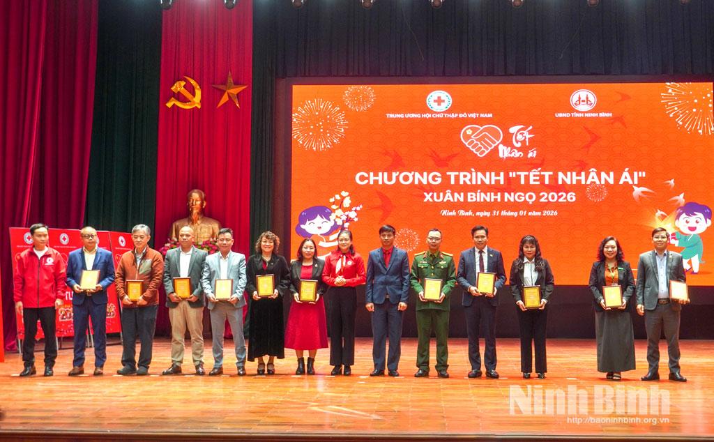 Lãnh đạo Trung ương Hội Chữ thập đỏ Việt Nam, lãnh đạo Hội Chữ thập đỏ tỉnh trao Bảng ghi nhận tấm lòng vàng cho các cơ quan, đơn vị, doanh nghiệp đã ủng hộ Phong trào “Tết Nhân ái” Xuân Bính Ngọ năm 2026.