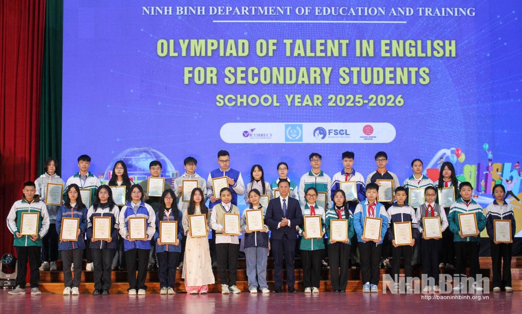 Lãnh đạo Sở Giáo dục và Đào tạo tuyên dương các học sinh có thành tích xuất sắc trong cuộc thi.