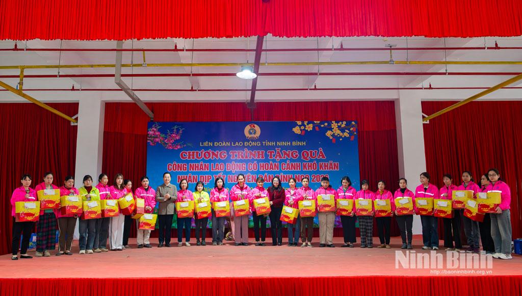 Đồng chí Trần Văn Khải, Phó Chủ nhiệm Ủy ban Khoa học, Công nghệ và Môi trường của Quốc hội trao quà cho Tết cho công nhân Công ty TNHH Vienergy.