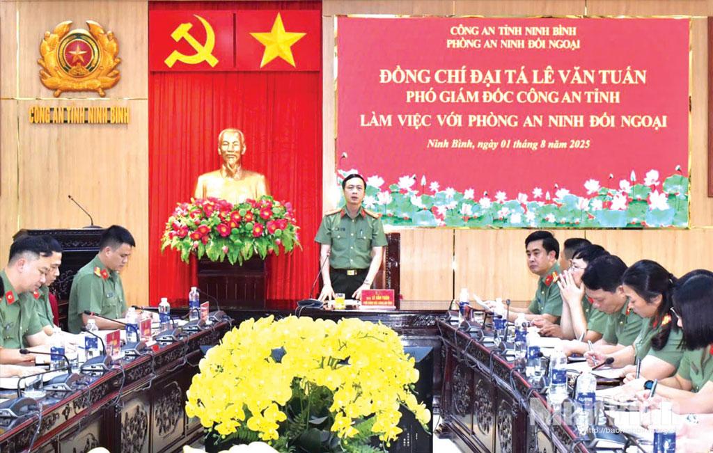 Đồng chí Đại tá Lê Văn Tuấn, Phó Giám đốc Công an tỉnh làm việc, chỉ đạo các mặt công tác đối với Phòng An ninh đối ngoại. Ảnh: CTV