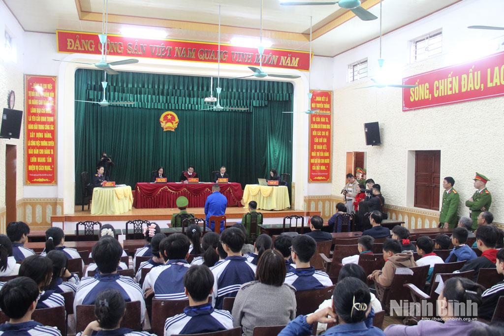 Toàn cảnh phiên xét xử lưu động.