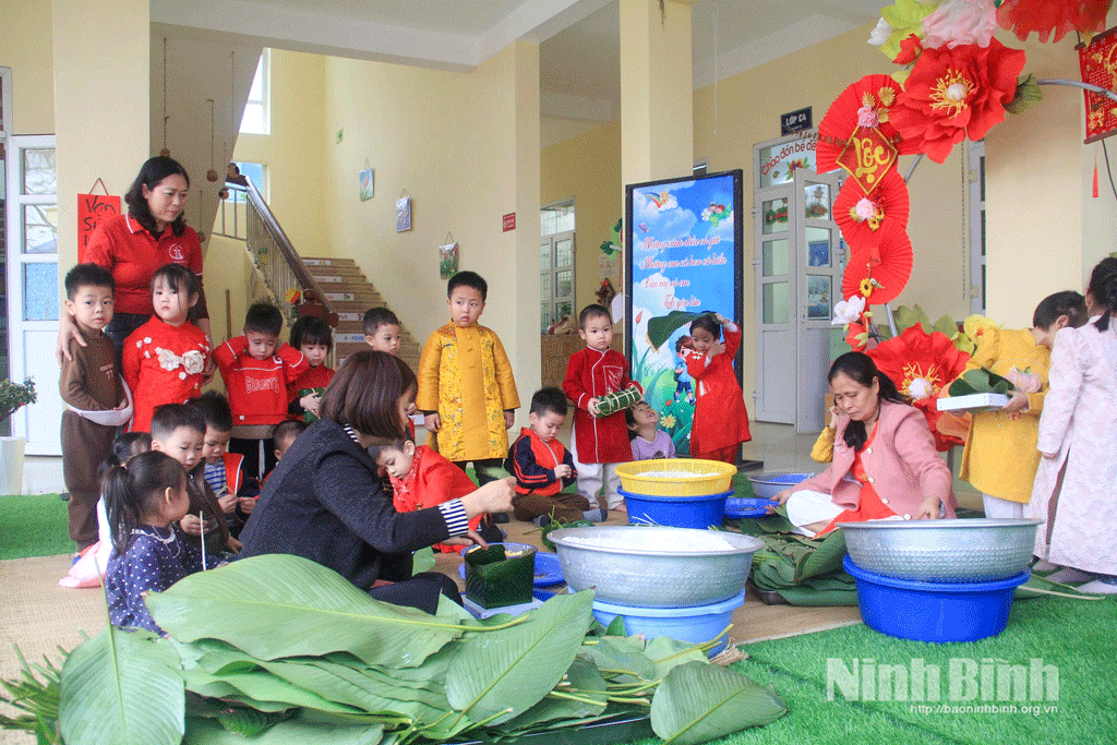 Các bé Trường Mầm non Liêm Chính hào hứng trải nghiệm gói bánh chưng xanh.