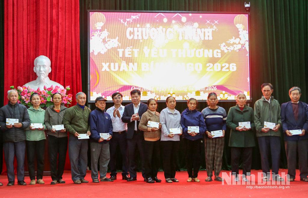 Đồng chí Phạm Trọng Cường, Trợ lý Phó Chủ tịch Quốc hội chúc Tết và trao quà cho các gia đình chính sách, người có công với cách mạng, đối tượng bảo trợ xã hội tại xã Quỹ Nhất.