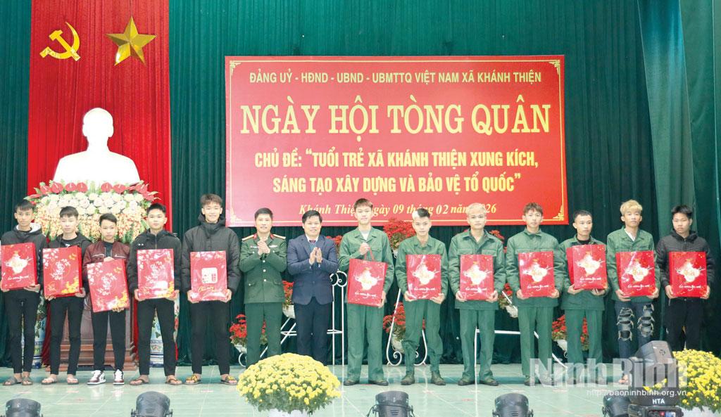 Lãnh đạo Bộ Chỉ huy Quân sự tỉnh và xã Khánh Thiện tặng quà cho thanh niên chuẩn bị lên đường nhập ngũ.