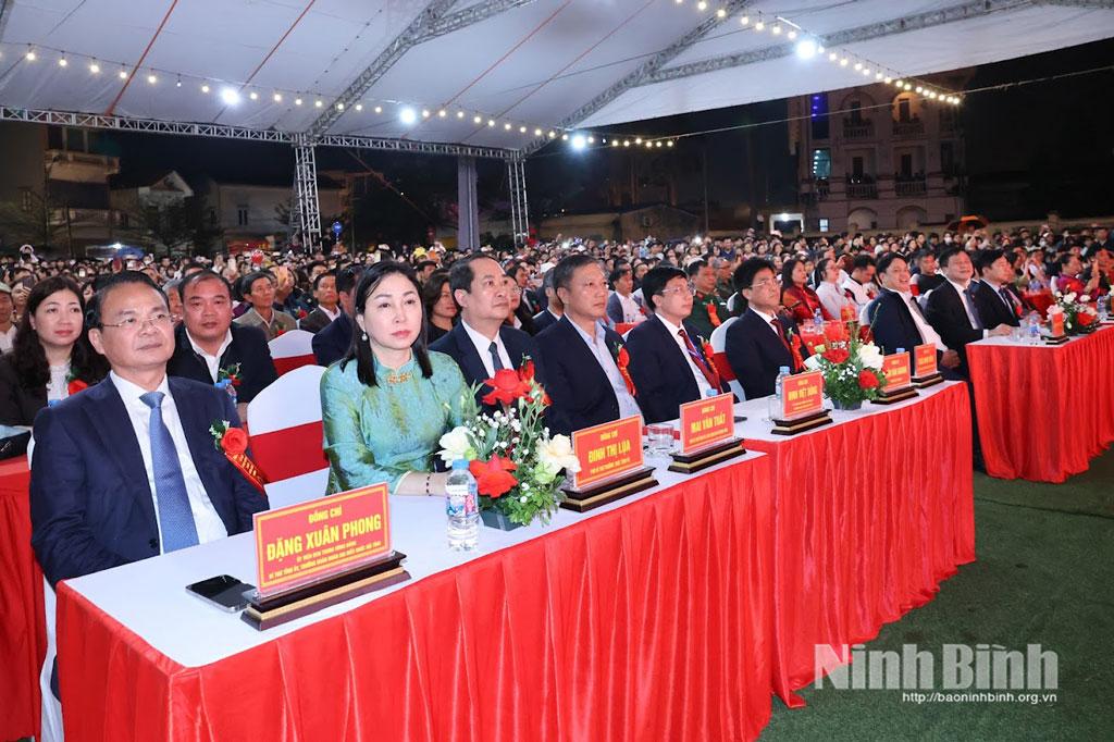 Các đại biểu dự lễ khai mạc.