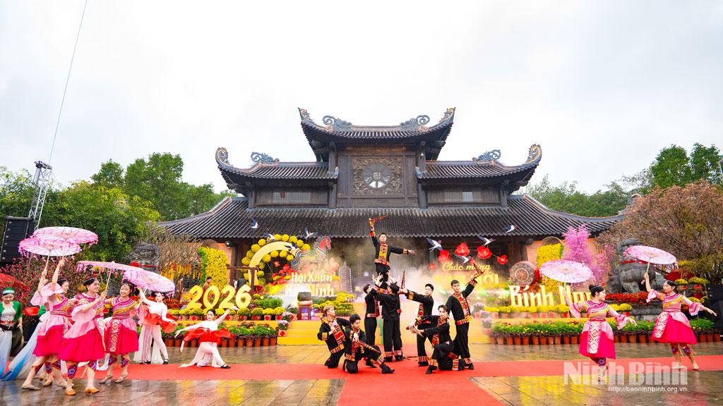 Tiết mục nghệ thuật đặc sắc tại lễ khai hội.