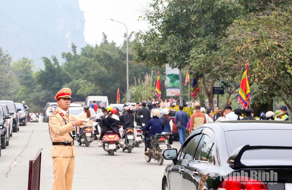 Lực lượng Cảnh sát giao thông Công an tỉnh phân luồng, điều tiết giao thông dịp trước, trong và sau Tết Bính Ngọ 2026.