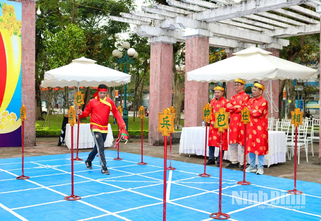 Thi đấu cờ bỏi truyền thống tại chương trình.