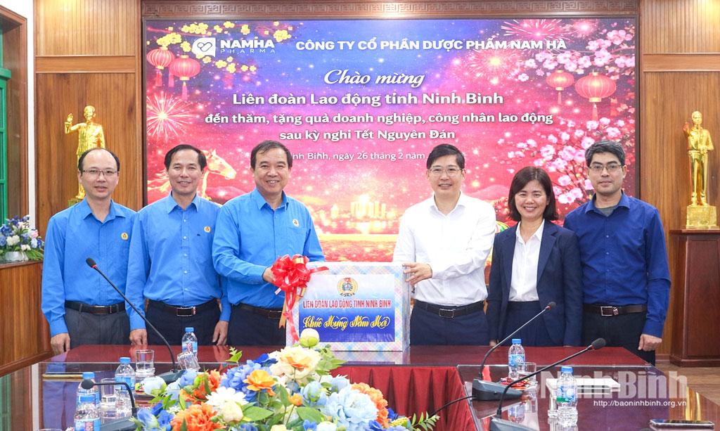 Đồng chí Phó Chủ tịch Liên đoàn Lao động tỉnh tặng quà cho Công ty Cổ phần Dược phẩm Nam Hà, phường Nam Định.