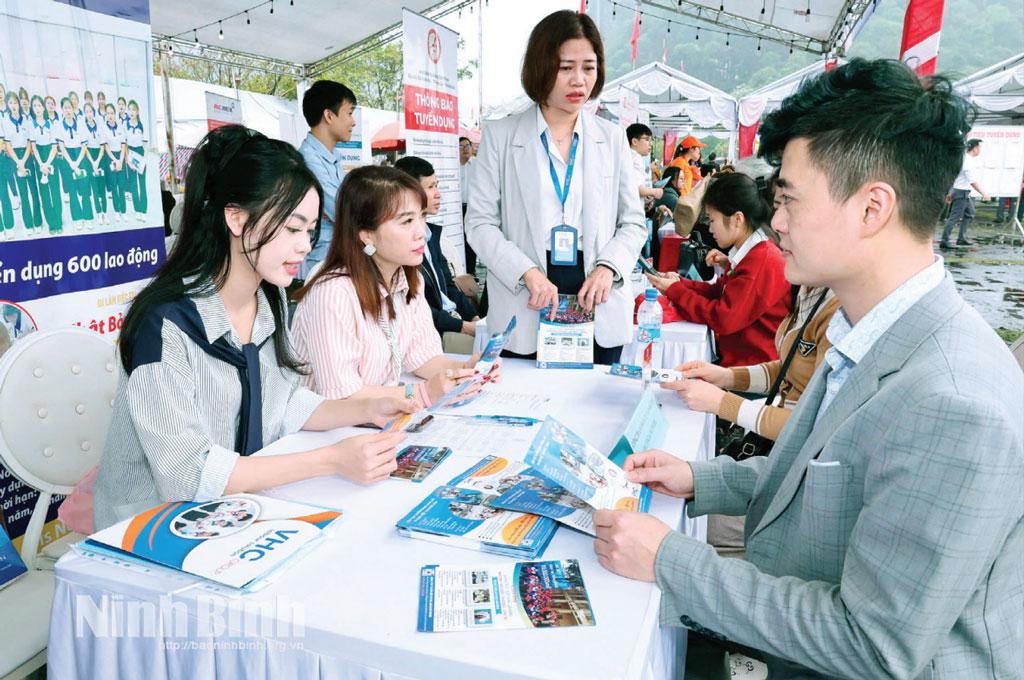 Phiên giao dịch việc làm được tổ chức hằng tháng, tạo cơ hội để doanh nghiệp tuyển dụng lao động.